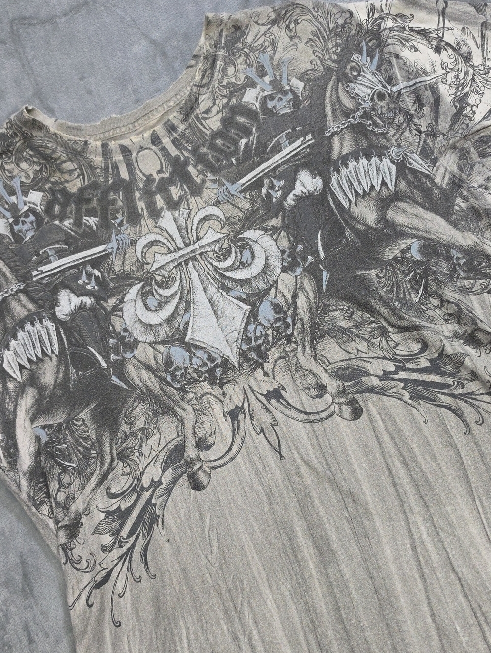 Affliction Men's Graphic L Short Sleeve Shirt in Light Gray and Black Grunge